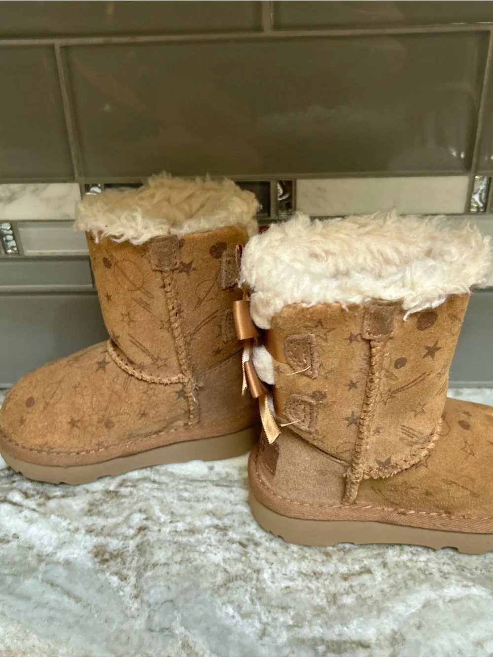 UGG Bailey Bow Moon & Stars Kid’s Boot Size US Sz 6 Toddler Girl Brown Shearling